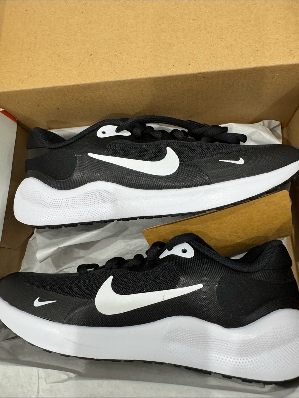 NWT Nike Revolution 7 GS Running Shoes Black White Youth 1Y Sneakers - Picture 2 of 4